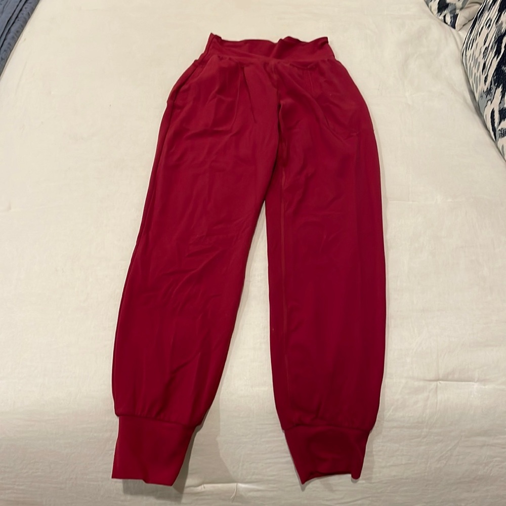 Athleta salutation jogger in decadent red